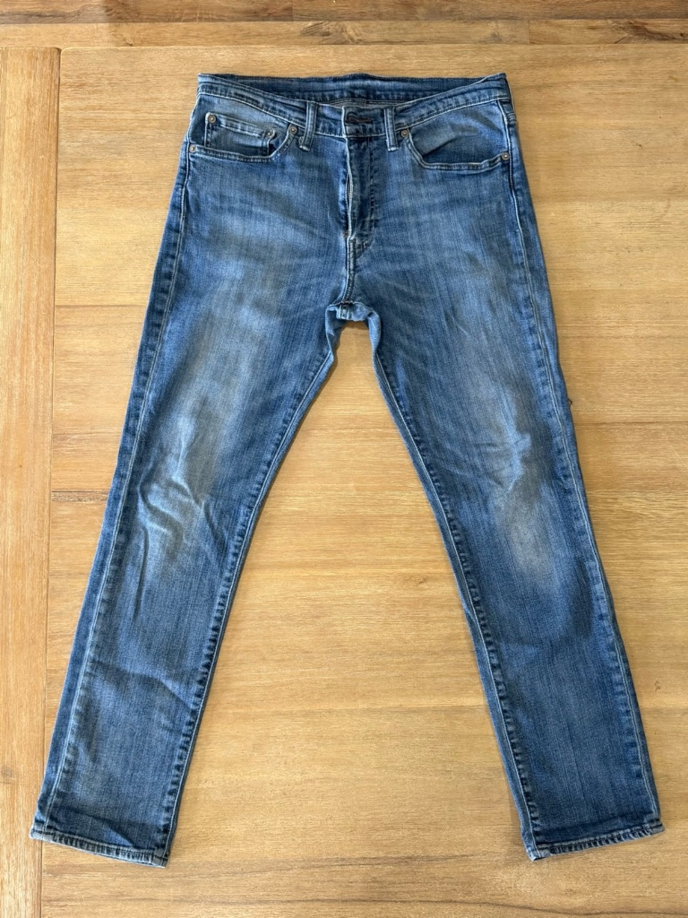 Levi's Men's Slim Straight Jeans in Medium Blue Wash